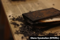 Книжки, які горіли внаслідок російського ракетного удару по Харкову