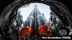 Ракетата-носител "Союз 2.1а" с космическия кораб "Союз МС-25" на стартовата площадка на космодрума Байконур