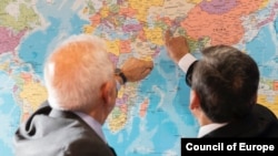 Türkmen baş diplomaty ÝB-niň daşary syýasat başlygyna dünýä kartasynda Türkmenistanyň ýerleşýän ýerini görkezýär.