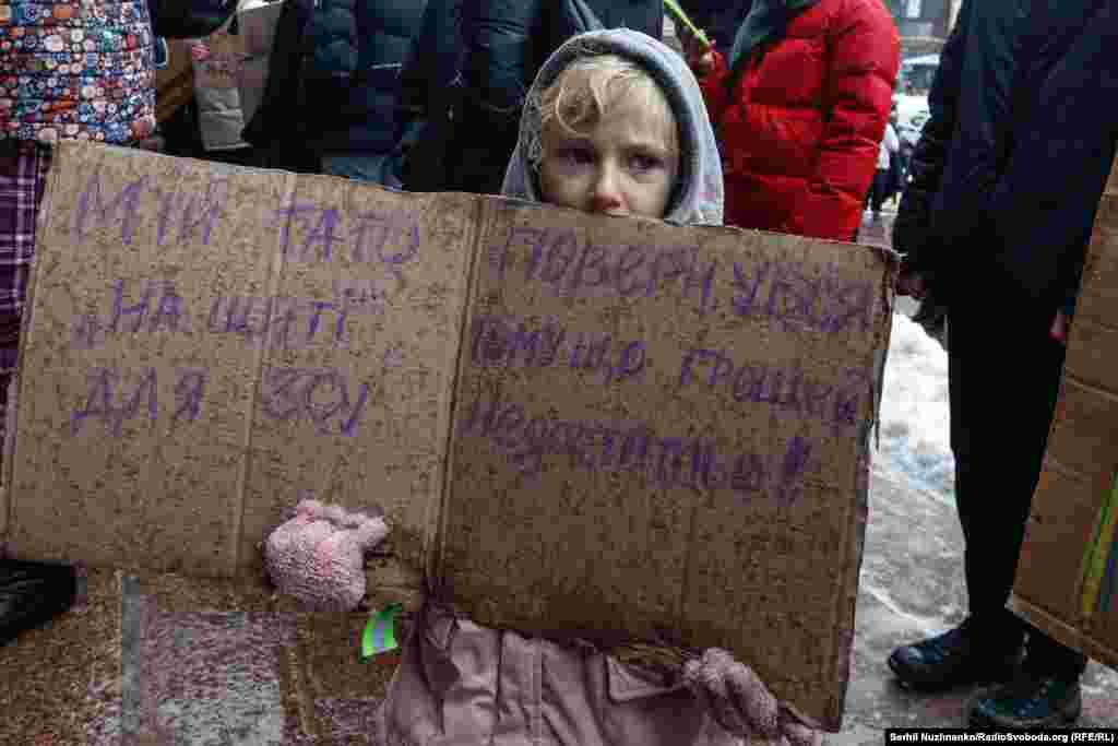 Подібні акції з вимогою до місцевої влади спрямувати більше коштів на армію проходять і в інших містах України, наприклад у Львові,&nbsp;Тернополі&nbsp;та&nbsp;Одесі