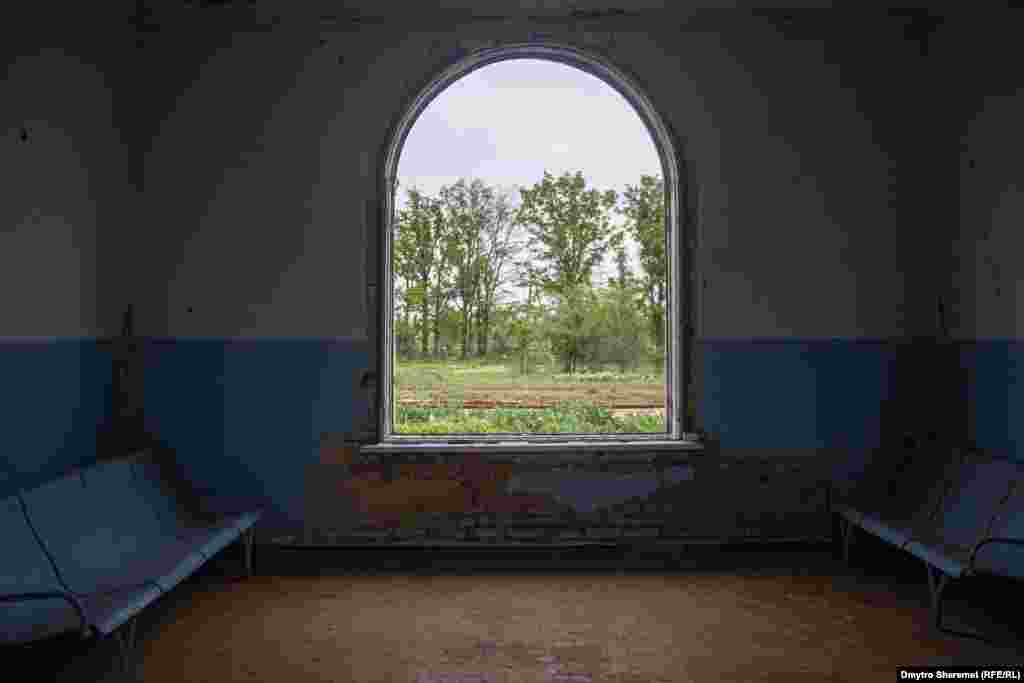 Порожнеча... Зала очікування на станції Копані, де колись вирувало життя, тепер заповнена лише тишею та спогадами