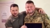 والری زالوژنی، فرمانده کل نیروهای مسلح اوکراین (راست) در کنار ولودیمیر زلنسکی، رئیس‌جمهور، ژوئیه ۲۰۲۳