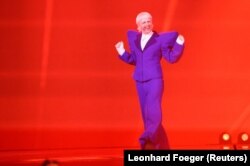 Йост Кляйн, який представляє Нідерланди, виступає на сцені під час репетиції другого півфіналу пісенного конкурсу «Євробачення-2024» у Мальме, Швеція, 8 травня 2024 року