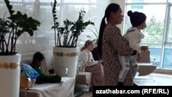 Aşgabatdaky lukmançylyk edaralarynyň birinde nobatynyň ýetmegine garaşýan ene we çagalar (Illýustrasiýa suraty)