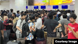 Мекенине кайтып жаткан пакистандык студенттер. “Манас” аэропорту. 21-май, 2024-жыл.  