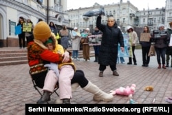 Перфоманс біля оперного театру у Києві у пам'ять про жертв авіаудару по Маріупольському драмтеатру. Київ, 17 березня 2024 року