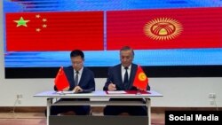 Кыргызстан менен Кытай делегацияларынын башчылары.