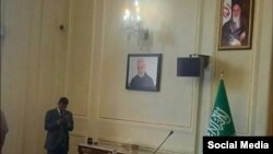 وجود این عکس در تالار آینه وزارت خارجه باعث اعتراض عربستانی‌ها شد