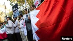 تصویری از تجمعات اعتراضی نیروهای بسیج در ایران با پرچم بحرین، مقابل دفتر سفارت منافع آمریکا در تهران