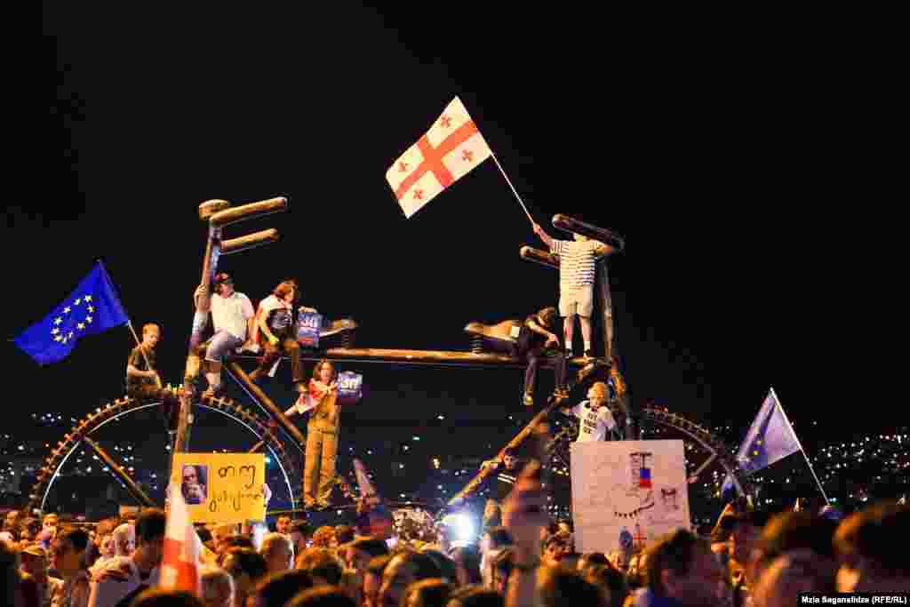 Акція протесту &laquo;Хода за Європу&raquo;, Грузія, 28 квітня 2024року Тисячі людей вийшли на вулиці Тбілісі, протестуючи проти планів правлячої партії Грузії запровадити закон &nbsp;&laquo;про іноагентів&raquo;, побоюючись, що він як ів Росії, буде використаний для придушення свободи слова та опозиції.&nbsp;