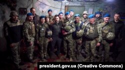 Украинанын президенти Владимир Зеленский Угледар-Марьинка согуш тилкесиндеги аскерлер менен. 23-май, 2023-жыл. Донецк облусу. 