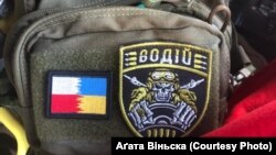 Рюкзак Аґати Віньскої з шевронами подарованими пораненим українським військовим, якого польська волонтерка евакуйовувала