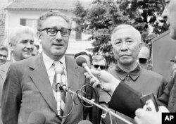 لو دوک تو و هنری کسینیجر مشترکاً برندهٔ جایزهٔ صلح نوبل شدند