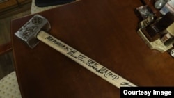 Архіўнае ілюстрацыйнае фота. Кувалда ад прыватнай вайсковай кампаніі «Вагнэр», якую падарылі расейскаму дэпутату Сяргею Міронаву