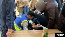 گفته می‌شود این زن جوان در بابل در پی تیراندازی نیروهای حکومتی در ارتباط با پوشش زنان دچار حمله عصبی شده است