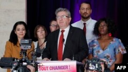 Лидер французской левой партии «Непокоренная Франция» Жан-Люк Меланшон (в центре