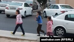 Köçäniň gyrasyndan geçip barýan çagalar (Illýustrasiýa suraty)