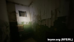 Українців окупанти тримали та катували у підвальних камер в Херсонському управлінні поліції