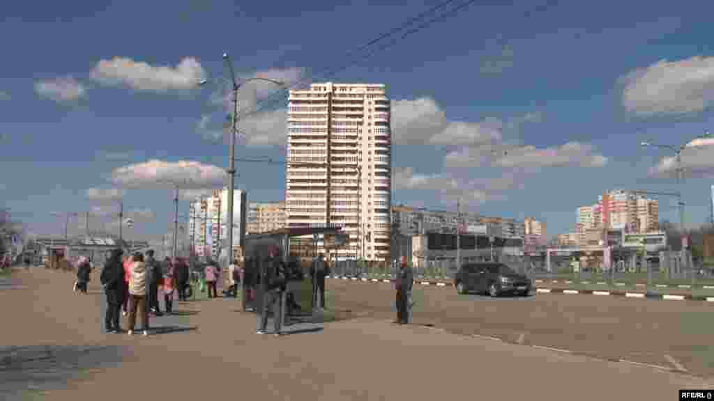 Люди на остановке в ожидании общественного транспорта