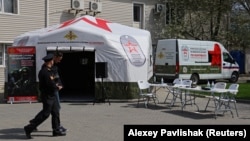 Мобільний призовний пункт для проходження військової служби за контрактом у російській армії в Сімферополі. Крим, 15 квітня 2023 року