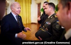 Президент США Джо Байден (ліворуч) спілкується з очільником Головного управління розвідки (ГУР) Міноборони України Кирилом Будановим. Вашингтон, 21 вересня 2023 року