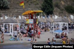 Dacă este arborat doar steagul roșu-galben, înseamnă că mare este liniștită și turiștii pot să intre în apă.