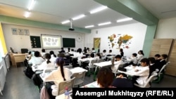 Учащиеся на уроке в школе-лицее № 85 города Астаны. 8 сентября 2023 года.