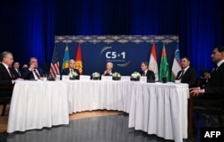 Президент США Байден (в центре) участвует во встрече стран Центральной Азии в формате «5+1» с президентами стран региона в Нью-Йорке 19 сентября 2023 года.