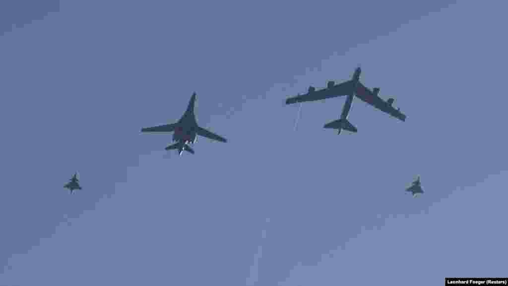 Американський Lancer (у центрі ліворуч) і Stratofortress (у центрі праворуч) у супроводі двох шведських винищувачів Gripen пролітають над Стокгольмом 6 березня. Цей політ над шведською столицею був частиною спільних навчань американських і шведських військових &nbsp;