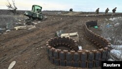 Українські військові на позиціях поблизу Роботиного, лютий 2024 року