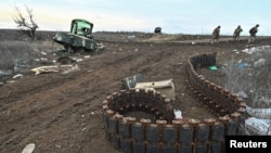 Украинаның оңтүстік-шығысындағы Запорожье облысы Роботинер
 ауылы маңында жүрген украин әскері.