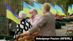 Людмила спілкується із родичами загиблого військовослужбовця на кладовищі, де похований її син Станіслав