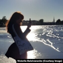 Вікторія на узбережжі фотографує Балтійське море, Таллінн