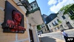 سردیس میخائیل بولگاکف در کی‌یف که سال گذشته به‌نشانۀ اعتراض به آن رنگ قرمز پاشیده شده بود