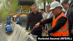 Бакыт Төрөбаев менен Дэвид Кэмерон Concrete Canvas компаниясынын өнүмүн көрүп жаткан учуру. Чүй, Кыргызстан. 23-апрель, 2024-жыл.