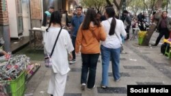 Гражданското неподчинение на жените в Иран срещу задължителния хиджаб продължава и до днес.