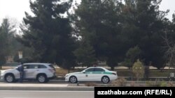 Türkmenistanda ýol polisiýasy tarapyndan saklanan ulag (Illýustrasiýa suraty)