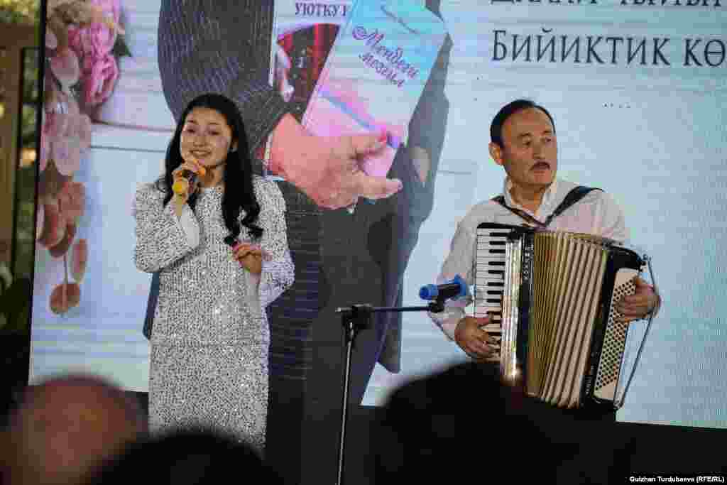 Обончу, композитор Доктурбай Урманбетов Бурулкан Сарыгулованын &quot;Серенада&quot; ырына обон жараткан.&nbsp;