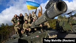 Մեծ Բրիտանիա - Ուկրաինացի զինծառայողները Challenger 2 տանկի վրա, փետրվար, 2023թ.