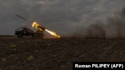 Українські військові ведуть вогонь по російських позиціях у Харківській області, 15 травня 2024 року