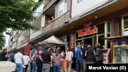 Ստեփանակերտի բնակիչները հաց գնելու համար հերթում, 18-ը հուլիսի։