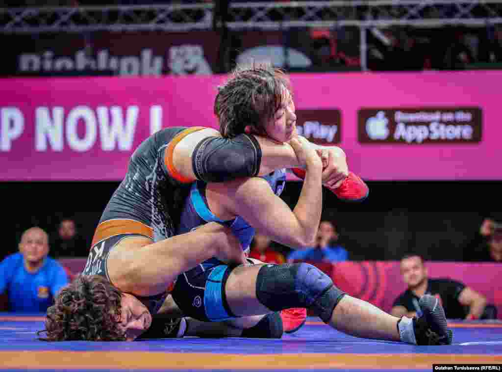 &quot;Мен абдан кубанычтамын. Спорттук карьерамда бир да жолу Кыргызстанда күрөшкөн эмес элем. Бүгүн өз өлкөмдө алтын байге утуп, тарых жаратканыма жетине албай турам. Өткөн айда ооруп, эки жума төшөктө жатып калдым. Нурбек агай (кыз-келиндер күрөшү боюнча башкы машыктыруучу) менен сүйлөшүп, Азия чемпионатына катышпай эле койсокпу дегенбиз. Бирок мен аябай катышкым келди. Анткени азыр өз өлкөмдө мелдешке катышпасам, качан катышат элем, дагы ушундай мүмкүнчүлүк келет беле? Эч нерсеге карабай катышып, алтын утуп турам. Кыргыз эли мага дайыма дем берет. Өз мекениңде күрөшкөн өтө өзгөчө экен&quot;, - деди Айсулуу мелдештен кийин.&nbsp; &nbsp;