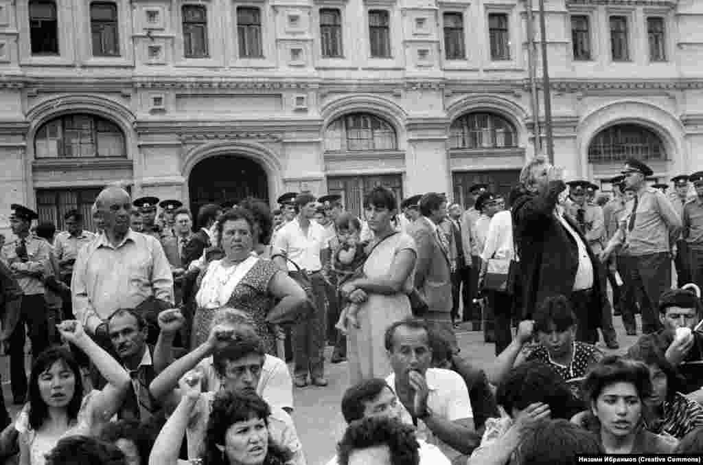 Протест чарасында катнашучылар