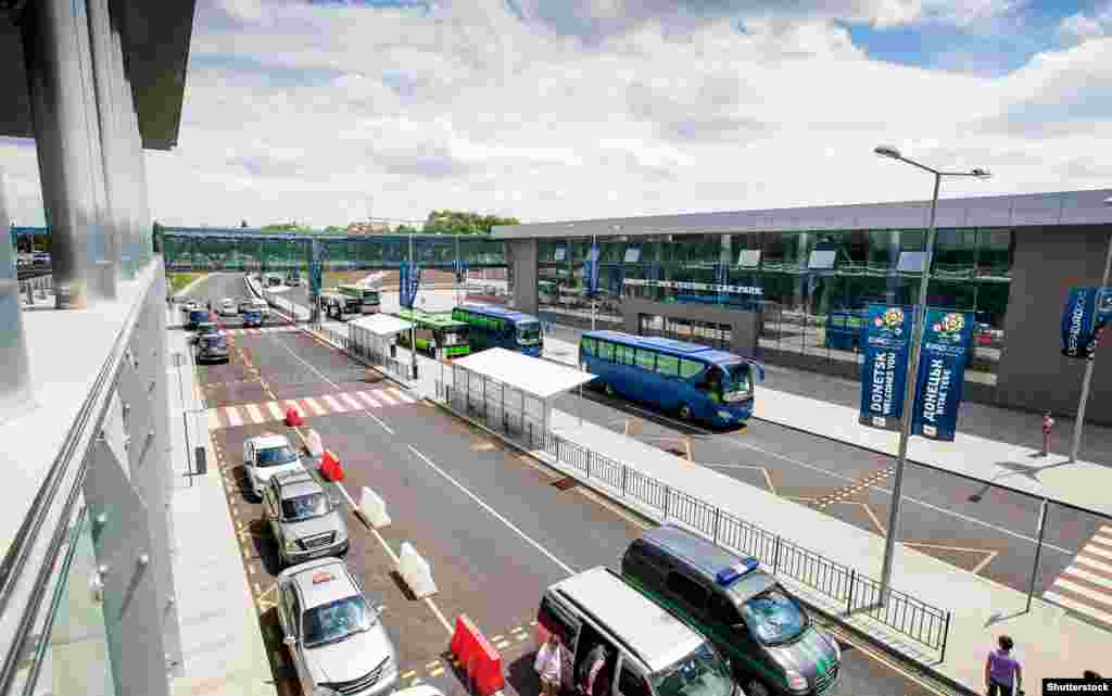 Автобусные остановки и парковочные места на территории нового аэропорта. Июнь 2012 года. Порт назвали в честь русского композитора Сергея Прокофьева, который родился в 1891 году на территории нынешней Донецкой области &nbsp;