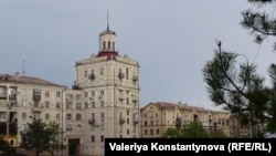 Будинок у центрі Запоріжжя, де зірку на вежі замінив тризуб