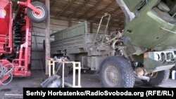 Американська вантажівка Oshkosh на ремонтній базі