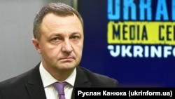 Тарас Кремінь підкреслив, що Дональд Трамп після початку другого президентського терміну, 1 березня, підписав указ про надання англійській мові статусу єдиної державної