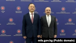Кыргызстандын Түркиядагы элчиси Руслан Казакбаев менен Түркиянын тышкы иштер министринин орун басары Нух Йылмаздын жолугушуусу. ТИМ тараткан сүрөт.