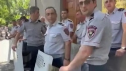 Ոստիկանները պատ են կազմել Ազգային ժողովի շենքի երկայնքով 