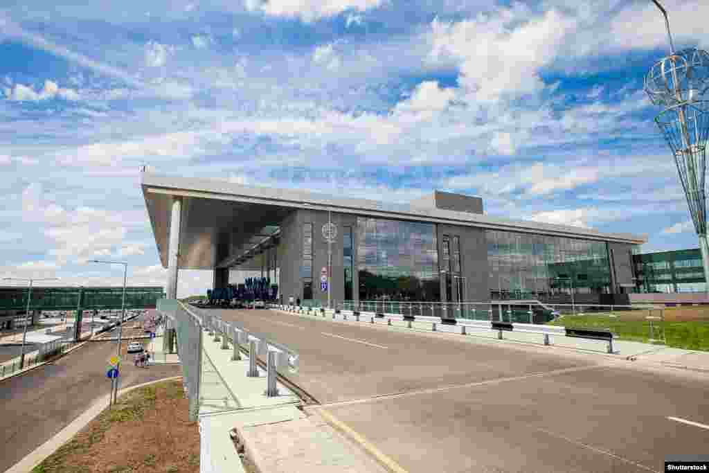 Здание пассажирского терминала международного аэропорта Донецка имени Сергея Прокофьева через несколько недель после его открытия. Июнь 2012 года